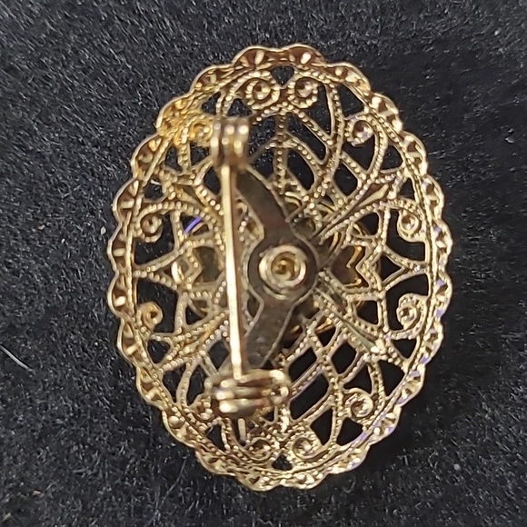 Elegant Gold Cameo Brooch - Picture 2 of 2